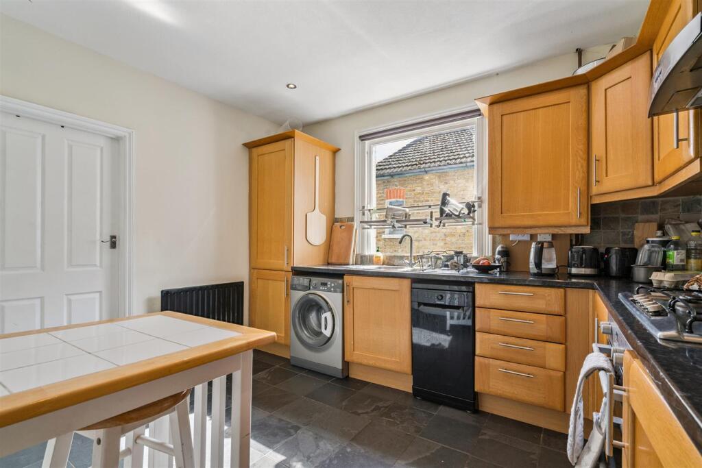 69 Avarn Road kitchen 1a.jpg