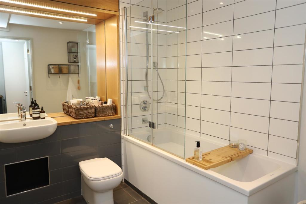 bathroom 4.JPG