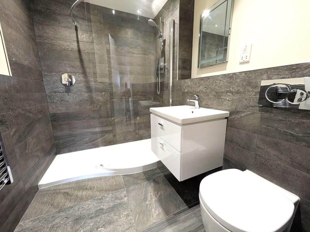 EN SUITE SHOWER R...