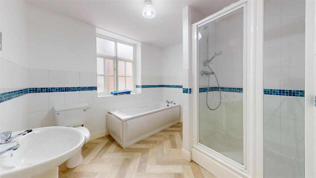 School Gardens 2, Flat 2 Bathroom.jpg