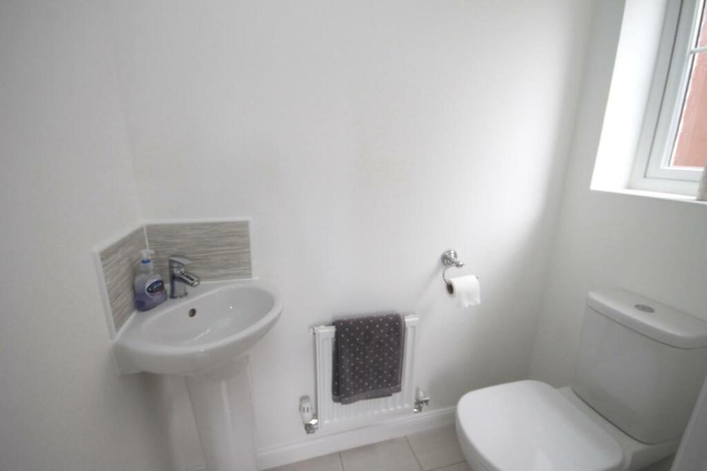 CLOAKROOM/W.C.