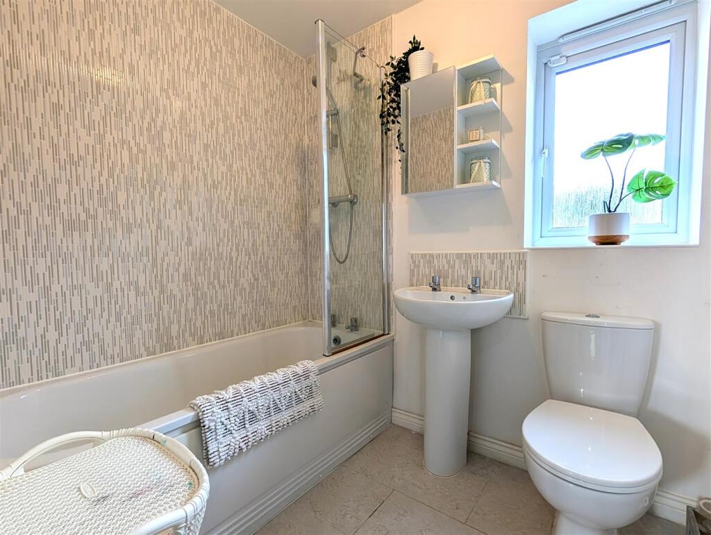 BATHROOM/WC