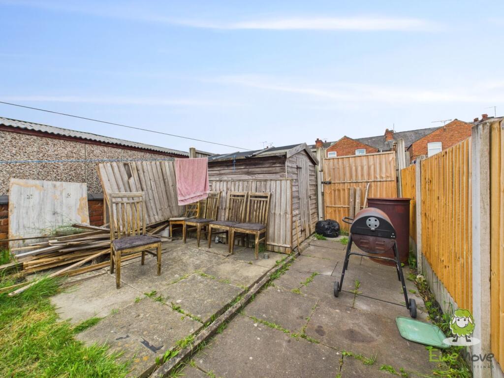 Bottom patio area in garden - Charlotte Thomasson 