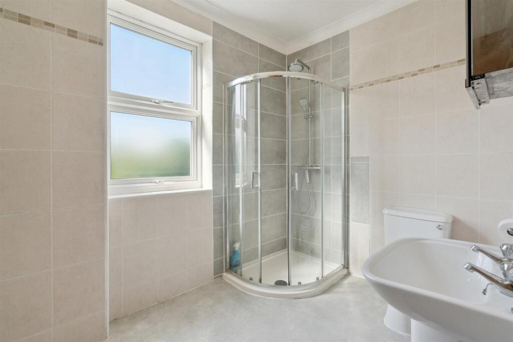 44, Cavendish Road SW19 bathroom.jpg