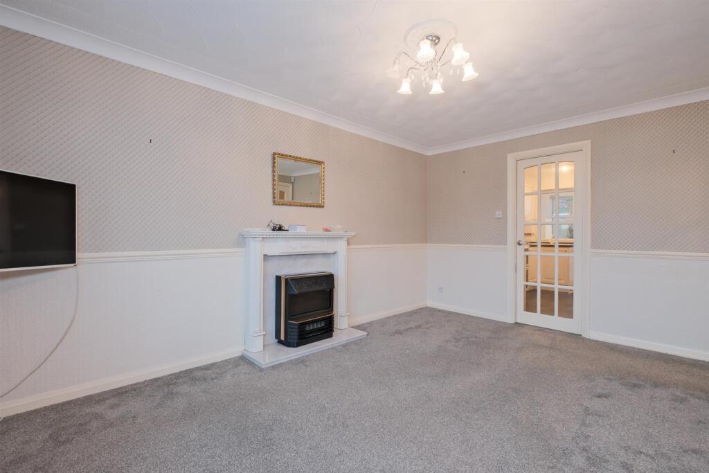 013-3 East Ave, Carluke ML8 5TS.jpg