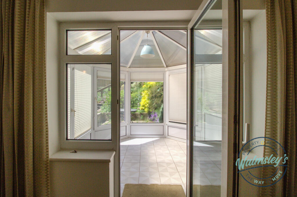 Rear reception to conservatory