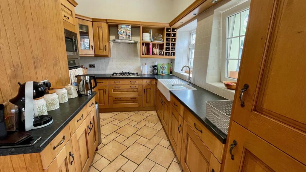 L-SHAPED OPEN PLAN KITCHEN/BREAKFAST ROOM