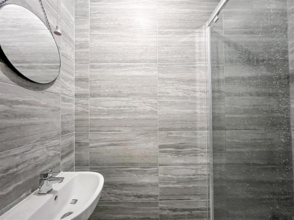 Bathroom 2.jpg