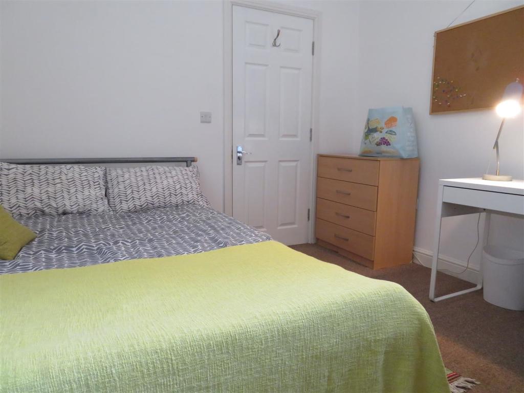 7 Montgomer Bed1.JPG