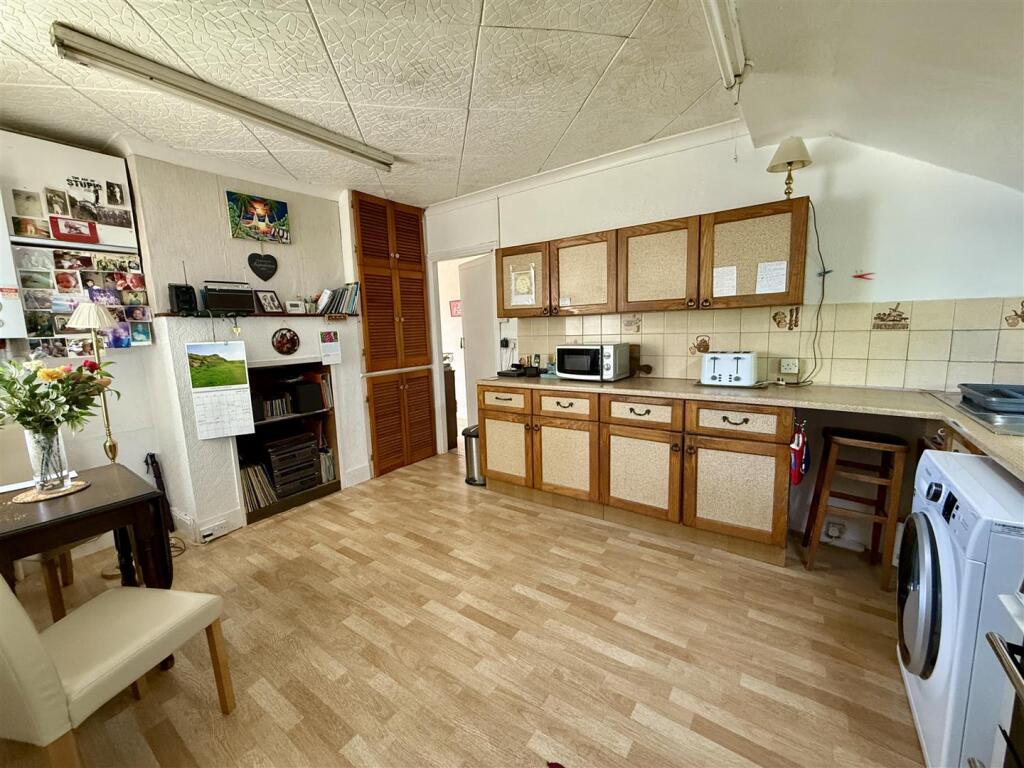Kitchen/Dining Room:
