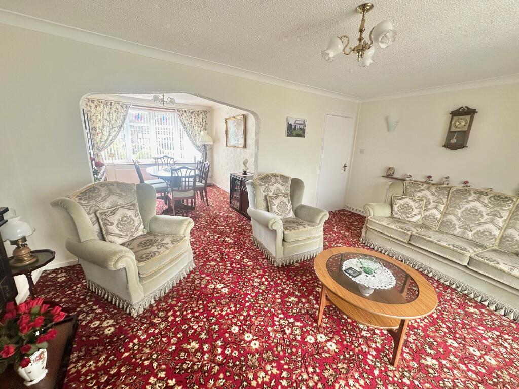 11. Lounge/Dining Room