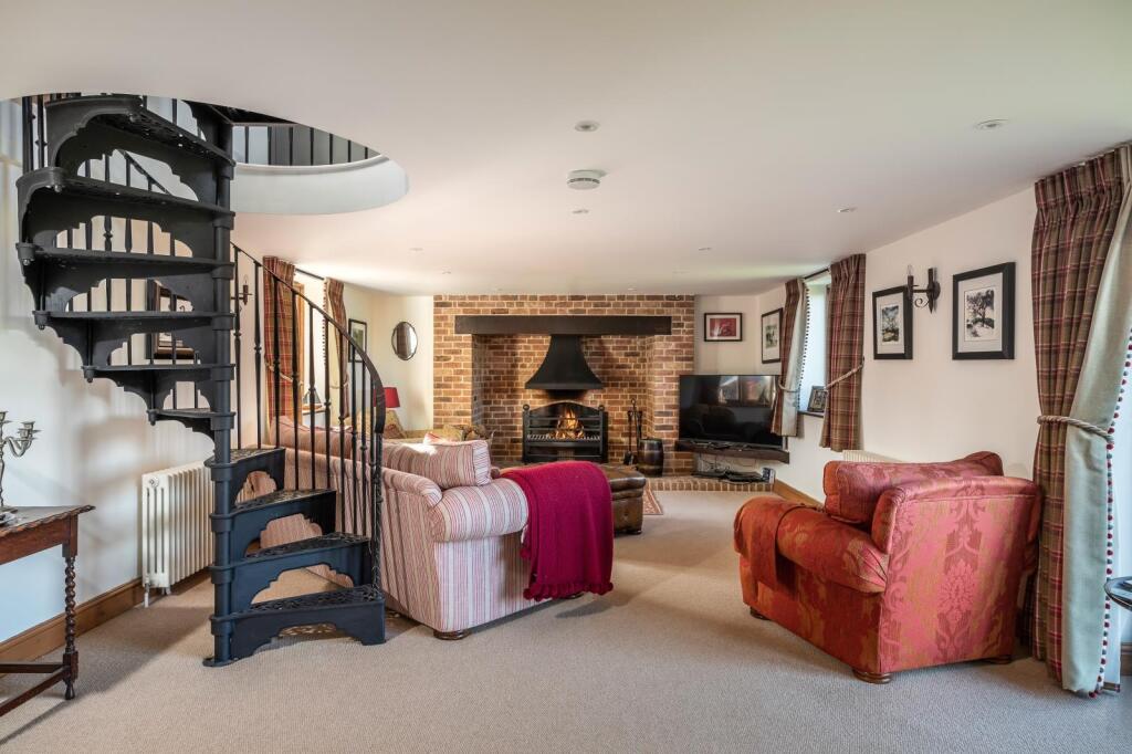 A FAMILY ROOM 1 -40.