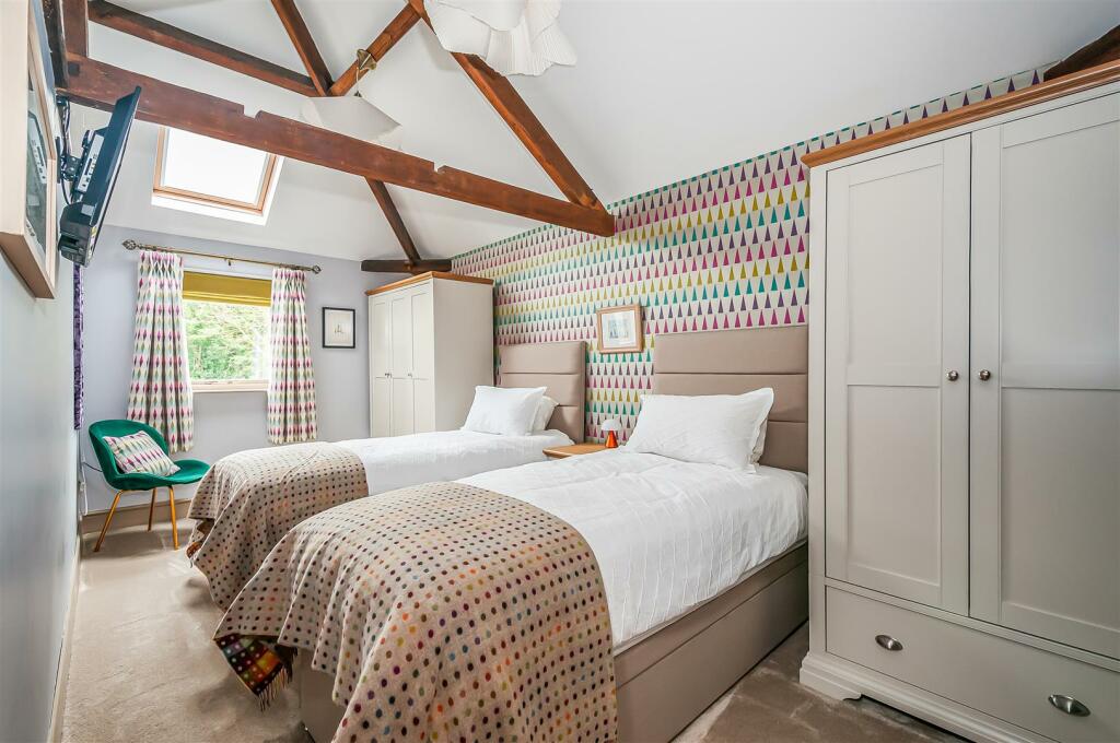 BEDROOM 2