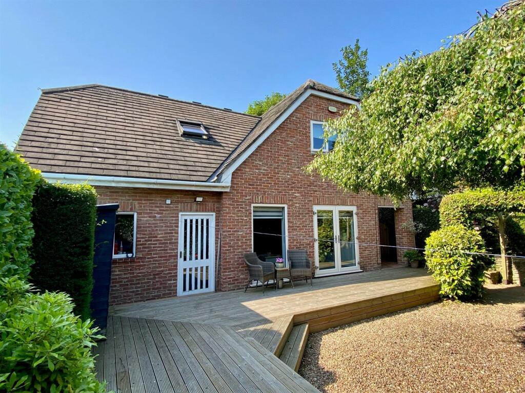 robin royd lane 28 rear.jpg