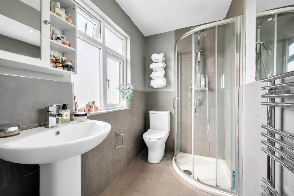 EN-SUITE BATHROOM
