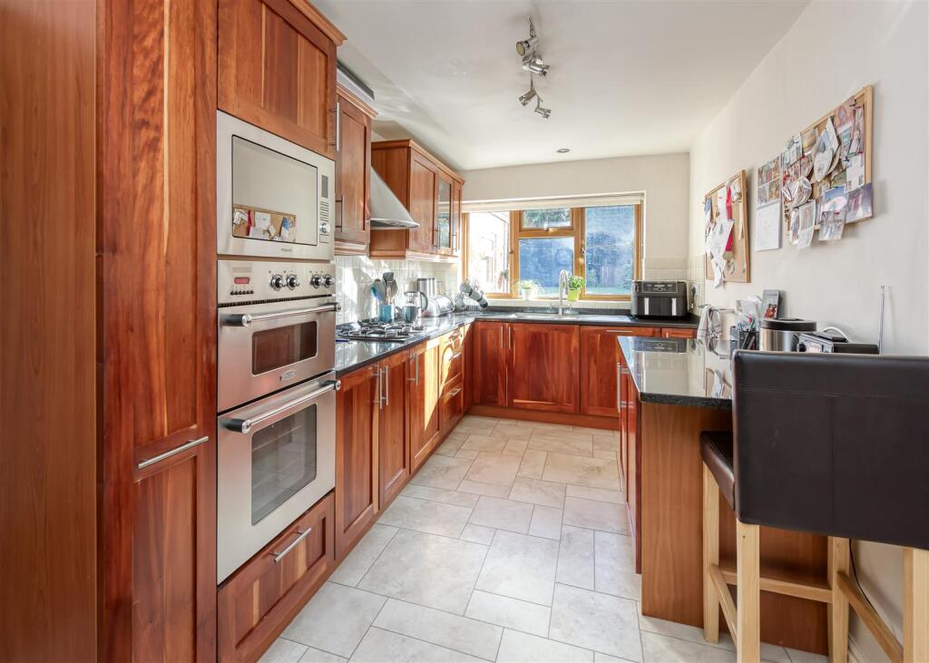 48 Millfields Way-kitchen FEB25.jpg