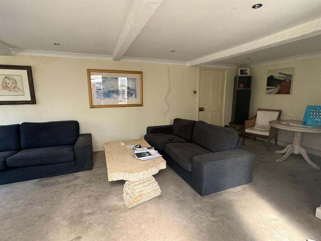 Living room 2.jpg