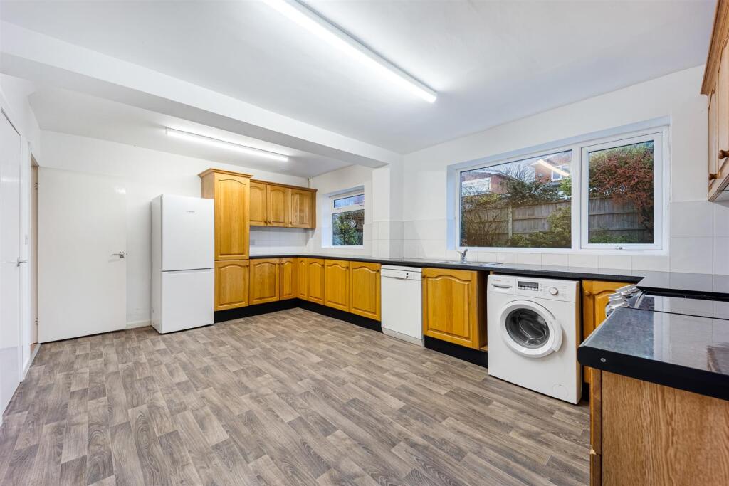 7 Epping Close kitchen 3.jpg