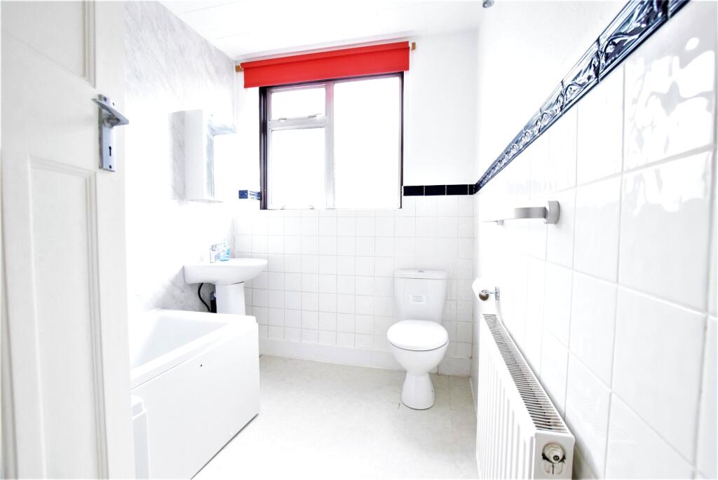 Bathroom (1st Floor)