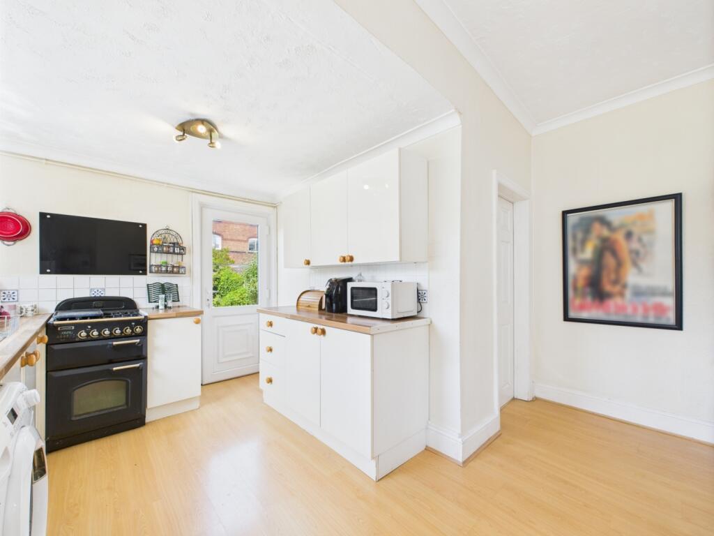 CAM02386G0-PR0133-STILL018