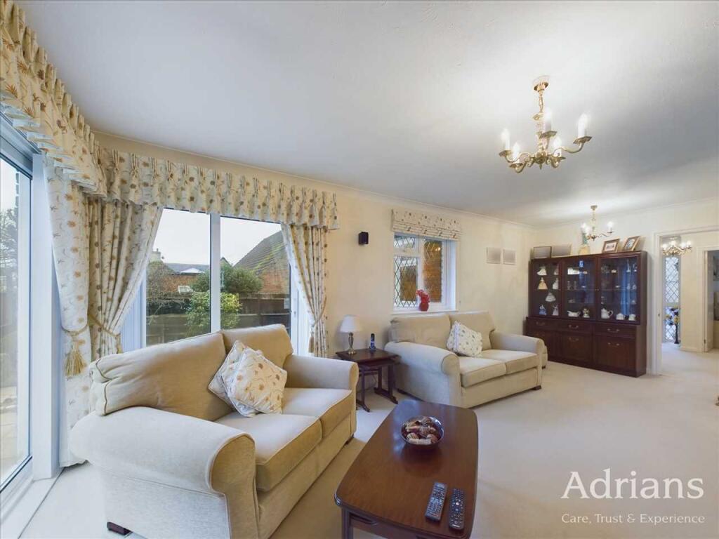 LOUNGE / DINING ROOM
