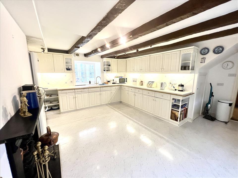 KITCHEN/BREAKFAST ROOM