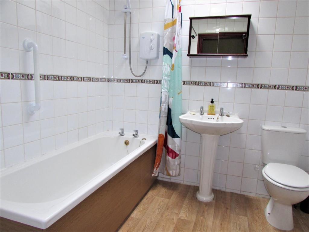 SilverbirchWay10bath.JPG