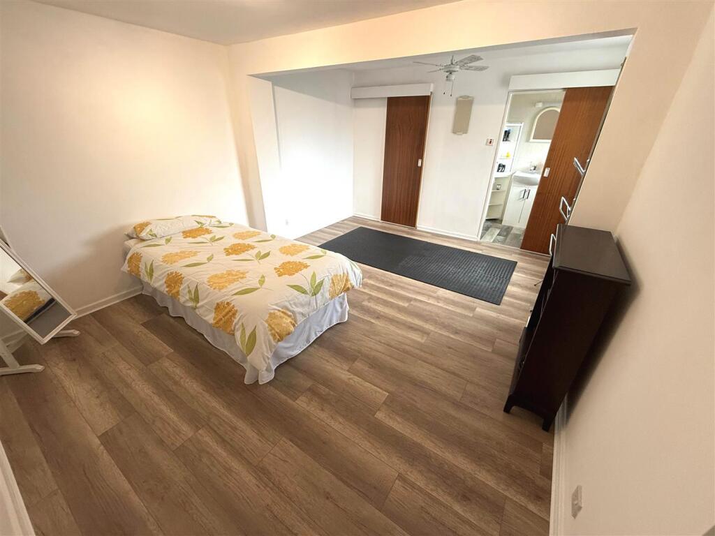 MAIN BEDROOM