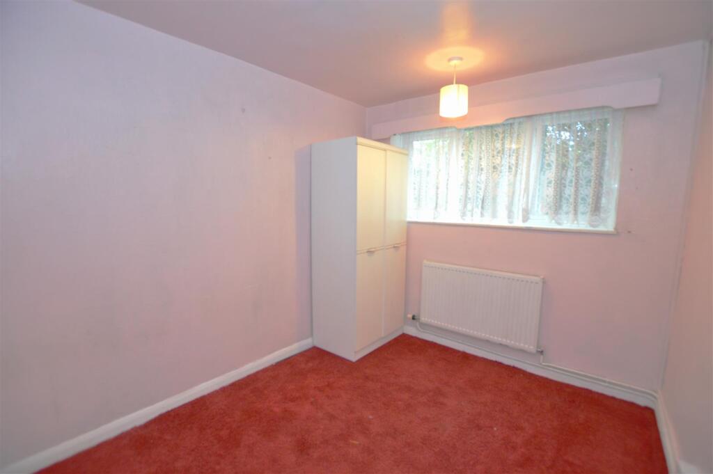 172 Whitton Dene bed2.JPG