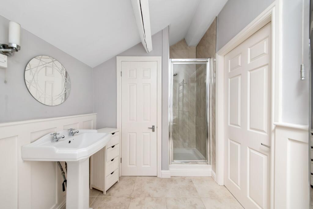 EN-SUITE BATHROOM