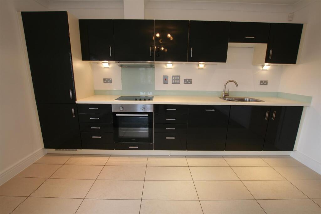 doughtycourt,9kitchen.JPG