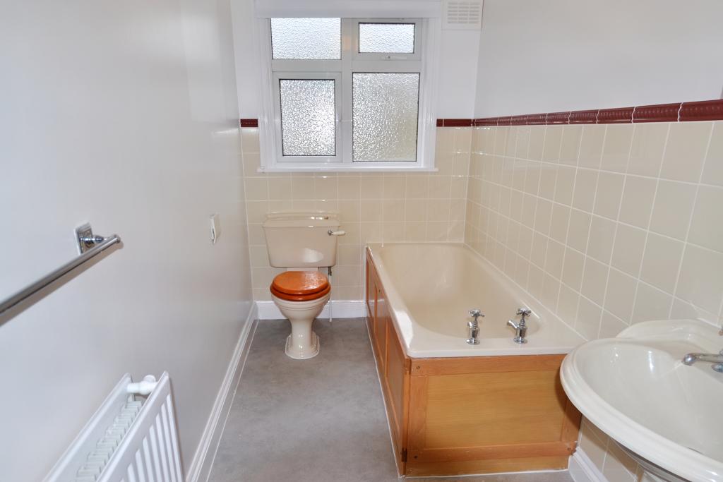 5.bathroom.JPG