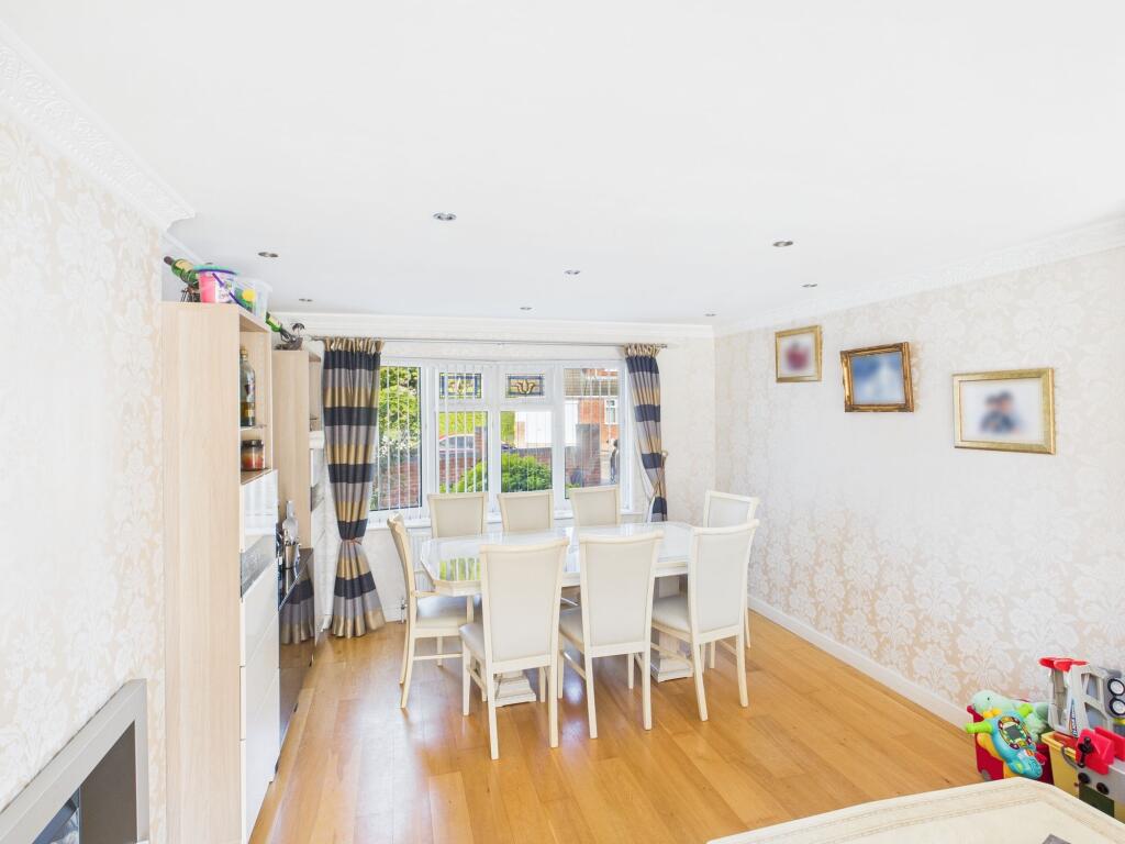 Living room/dining room