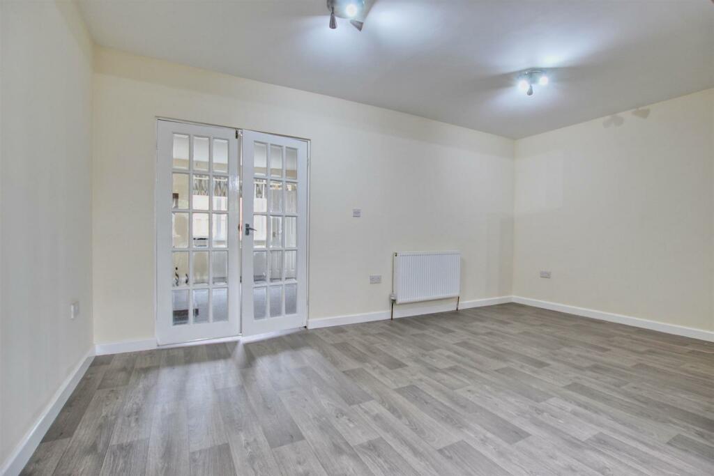 DAY/DINING ROOM