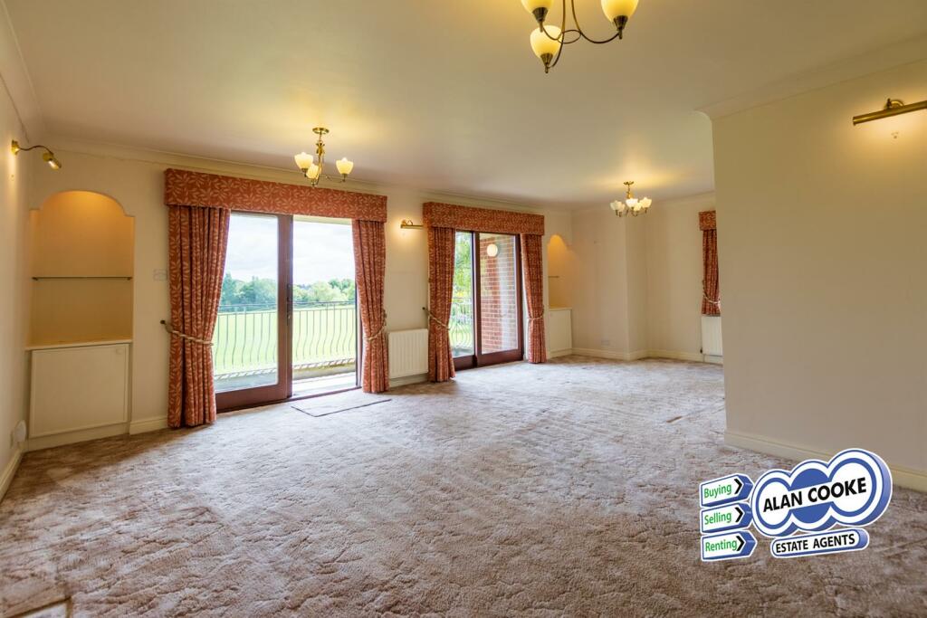 SPACIOUS OPEN PLAN LIVING &amp; DINING ROOM