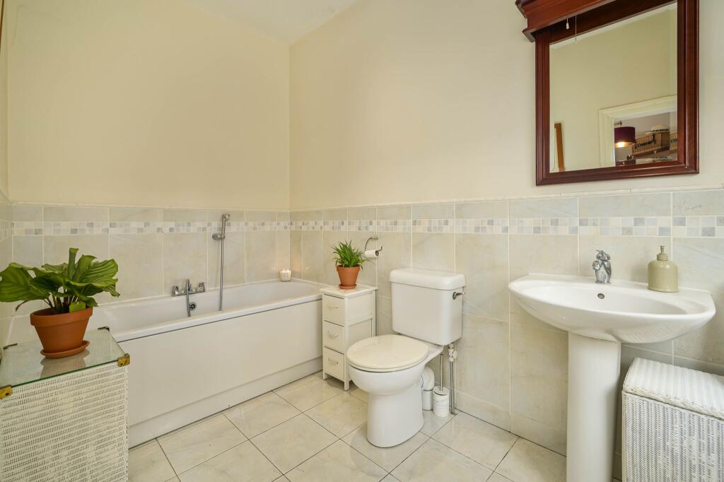 Master bedroom en-suite 