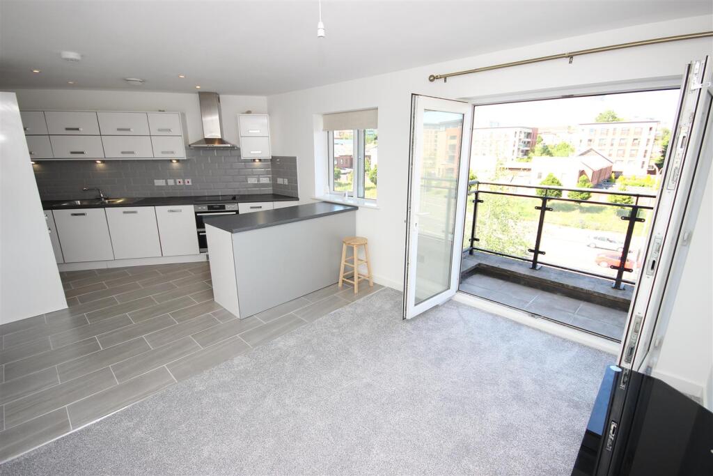 OPEN PLAN LOUNGE/FITTED KITCHEN