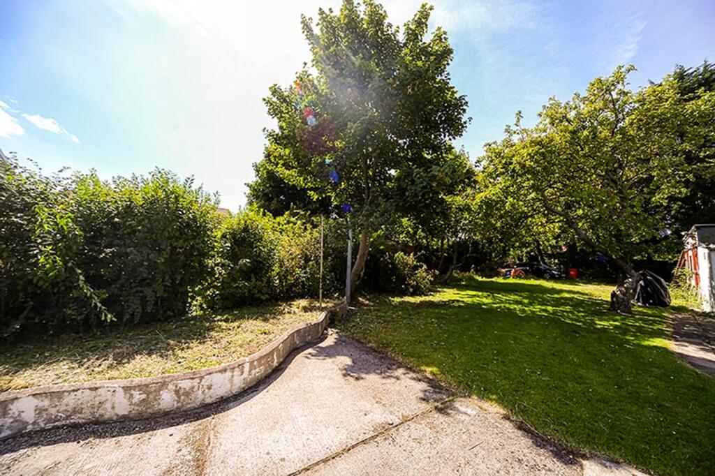 A spacious and well-maintained garden, perfect ...