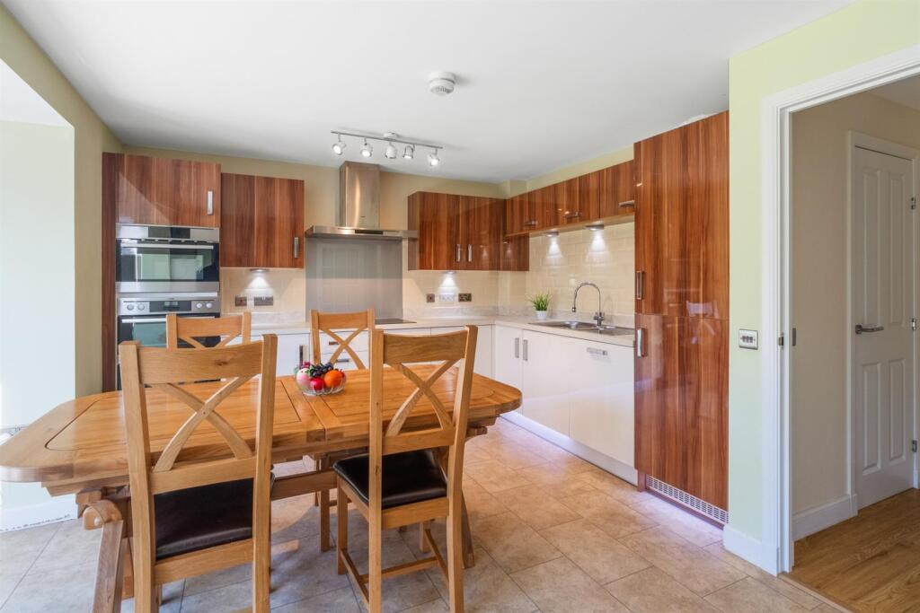 04 - Kitchen 1.jpg
