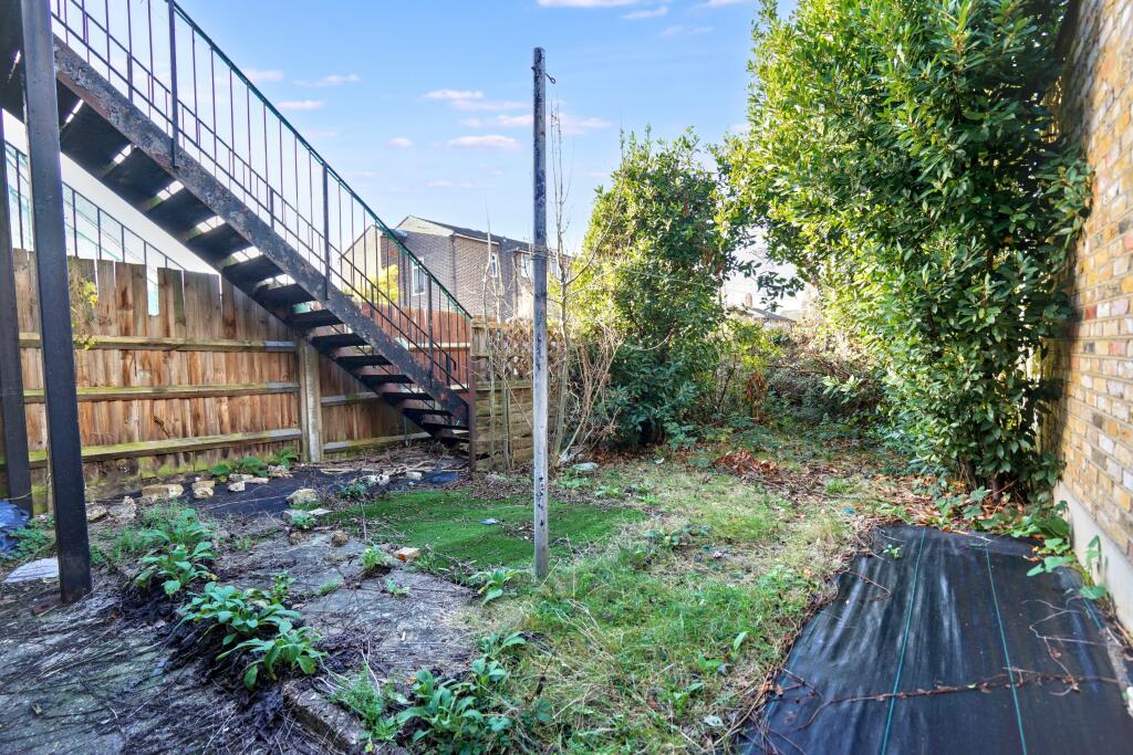 Flat A, 72 Earlsfield Road, Wandsworth, London, SW18 3DN