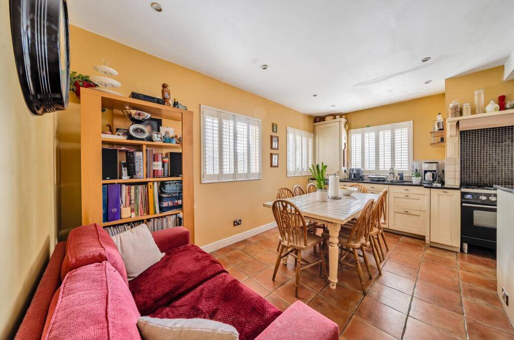 Davidson Frost-Wellings, DFW, Chiltern Avenue, Bus