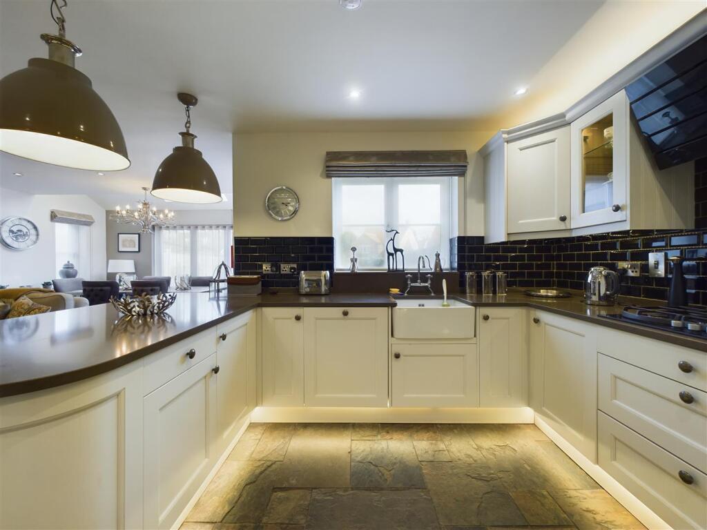 KITCHEN/RECEPTION ROOM