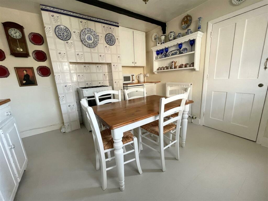 Kitchen 1.jpg