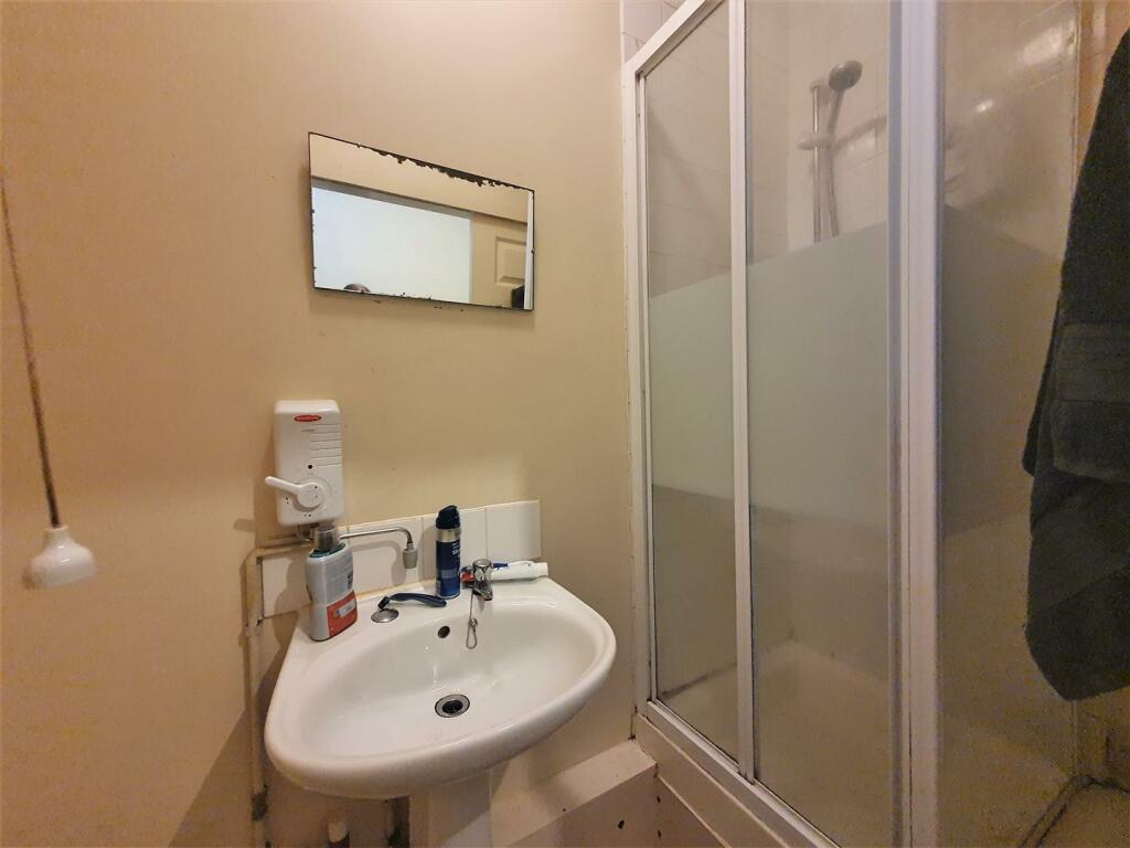Flat 1, Shower