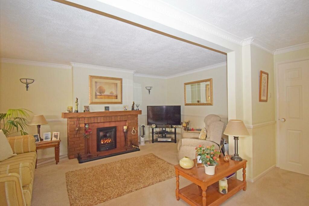 1 Barnsley Road, living a.jpg