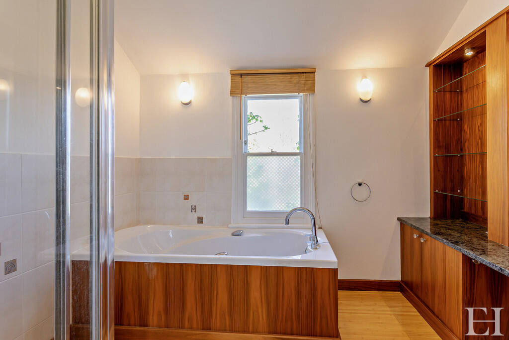 8642632-interiorW...