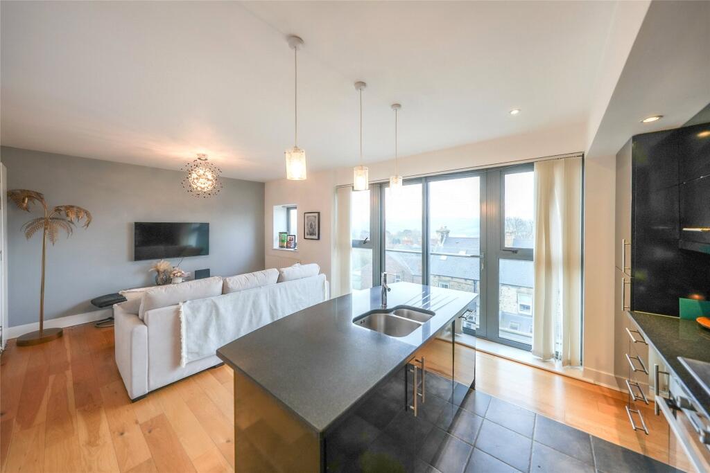 Lounge &amp; Kitchen