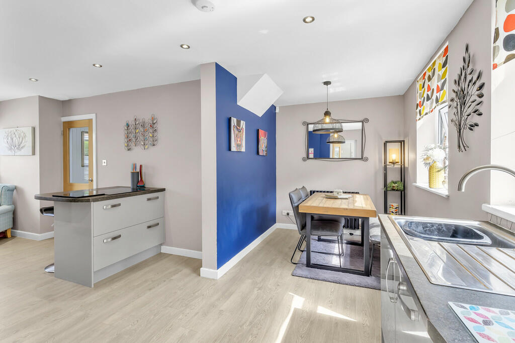 8 Shawclough Driv...