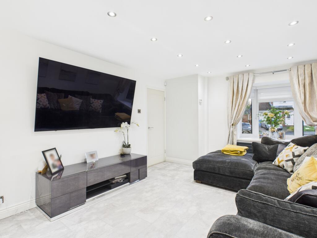 CAM03729G0-PR0181-STILL028