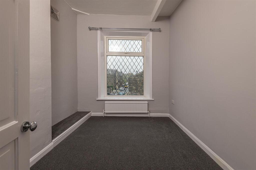 13 - 7 Clay House Lane HX4 8AW.jpg